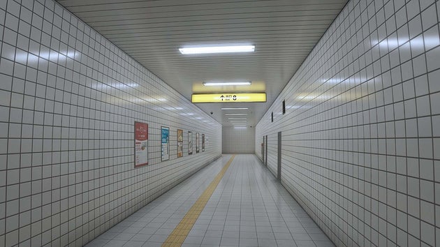 『8番出口』より、異変のない通路
