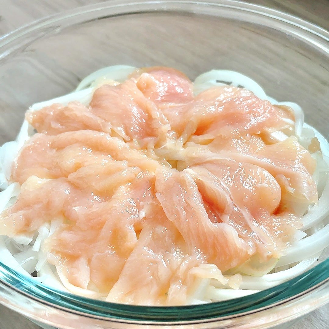 【鶏むね肉、毎日これでいい】新玉ねぎと和えるだけ。気づいたらこればっかり