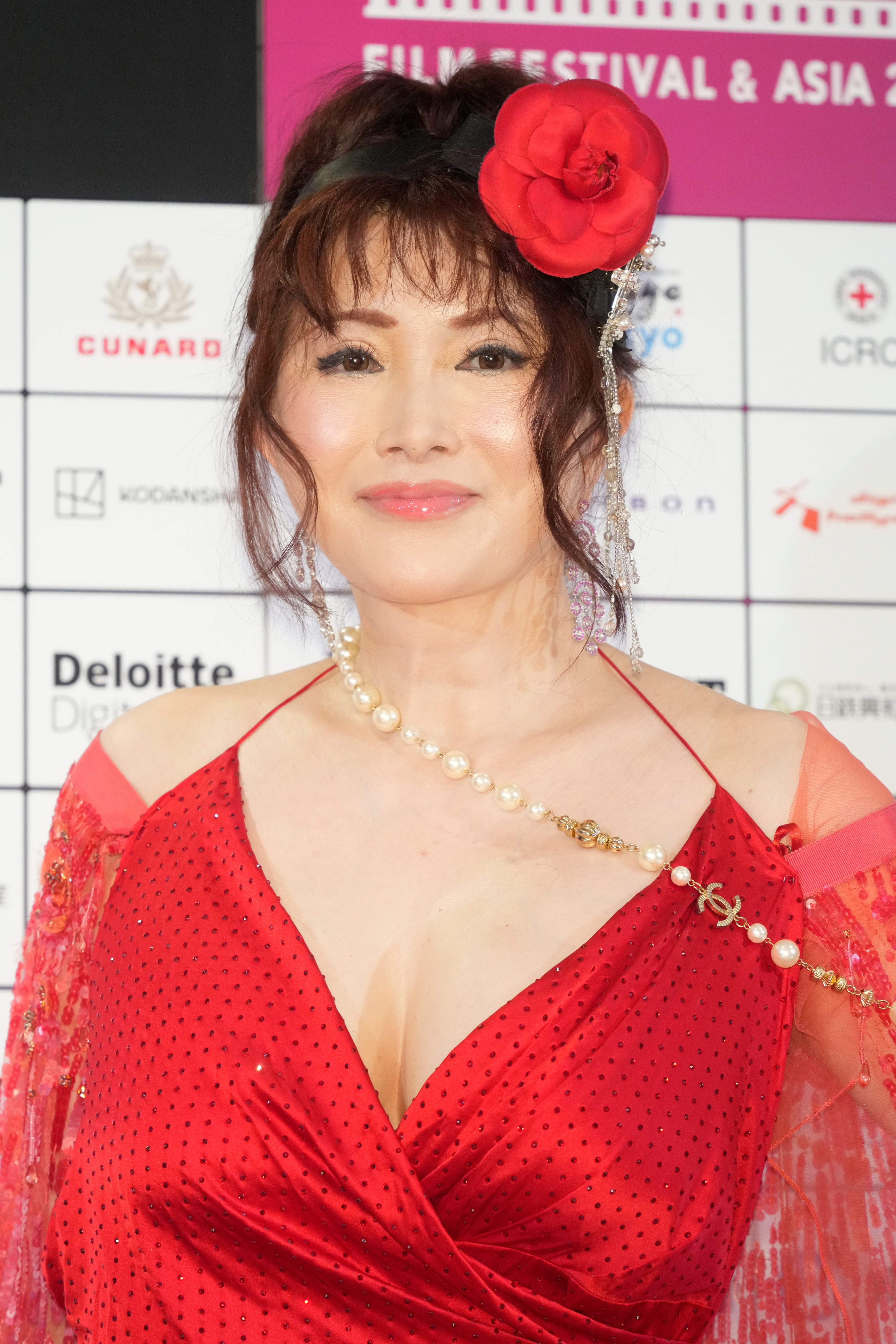 叶美香、愛媛・今治のJリーグイベントに衝撃コーデで登場⇨「まるでアリエル」「スニーカー姿も素敵」の声