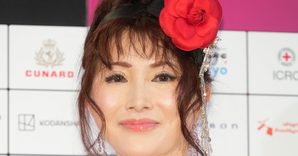 叶美香、愛媛・今治のJリーグイベントに衝撃コーデで登場⇨「まるでアリエル」「スニーカー姿も素敵」の声