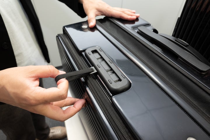 強力な磁石で合体するが、連結部分のベルトを引くことで、簡単に分割できる