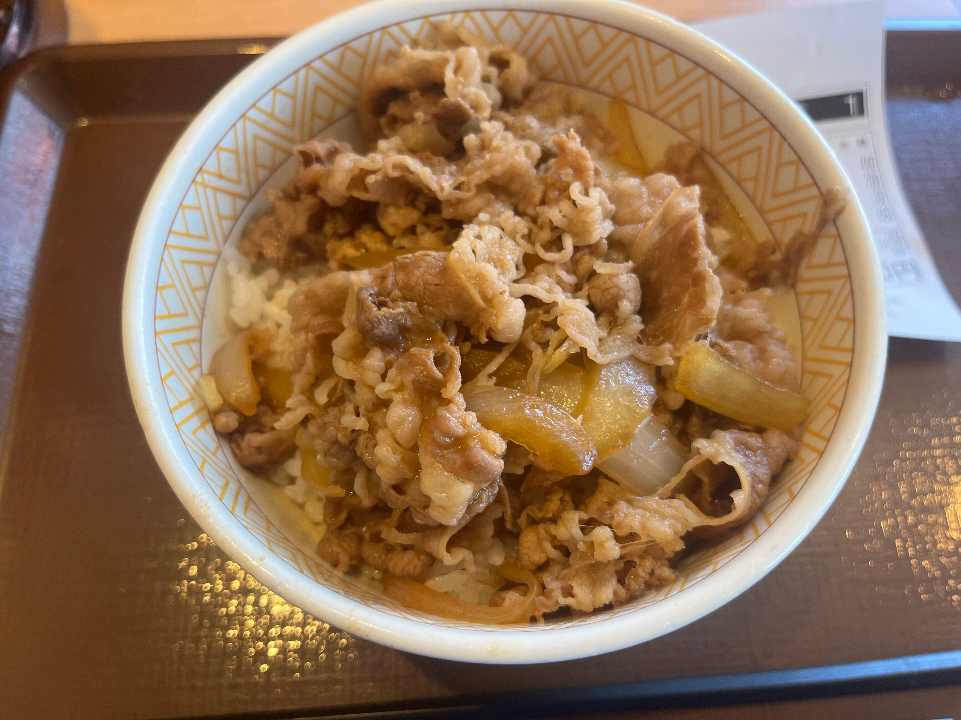 「なぜか牛丼が食べたくなる」ショベルカーが話題！“カラーリング”がまるで牛丼チェーン店