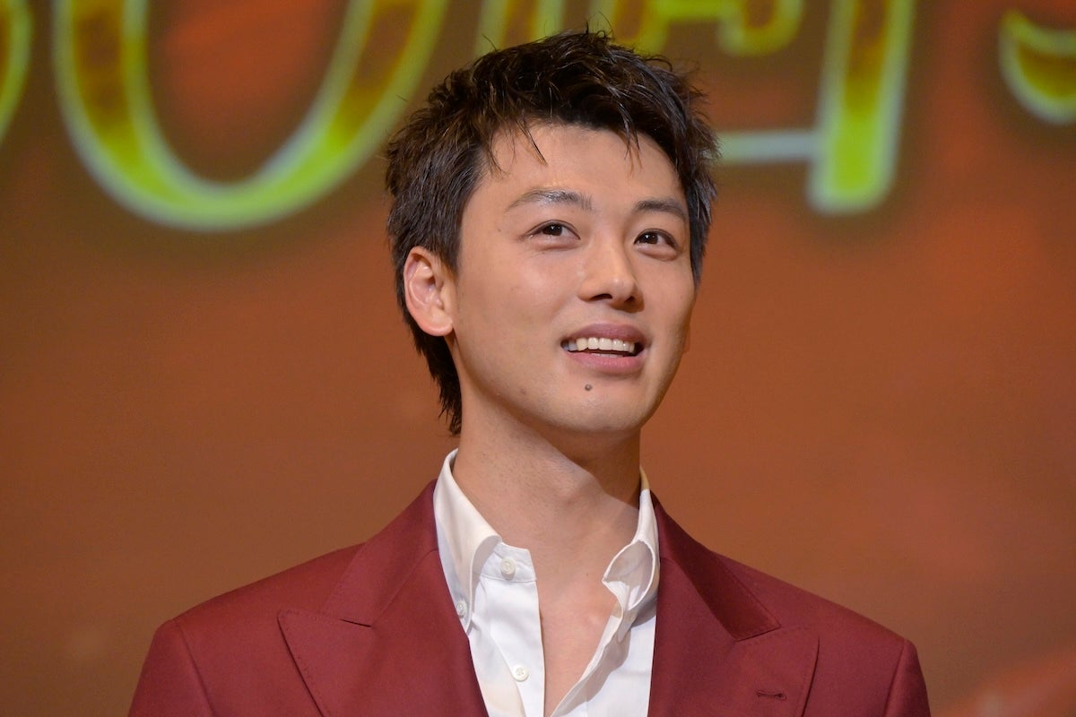 竹内涼真、33歳の誕生日に愛犬と3きょうだいとの超リラックスショット⇨「幸せそうな写真癒やされました」の声