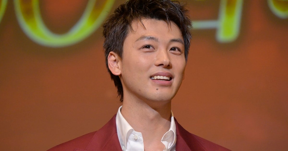 竹内涼真、33歳の誕生日に愛犬と3きょうだいとの超リラックスショット⇨「幸せそうな写真癒やされました」の声