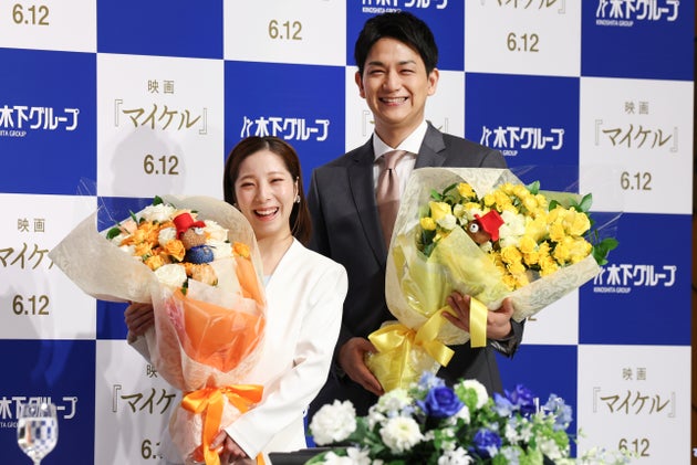 引退会見で花束を手にするフィギュアスケート・ペアの「りくりゅう」こと三浦璃来さん（左）と木原龍一さん＝4月28日、東京都内