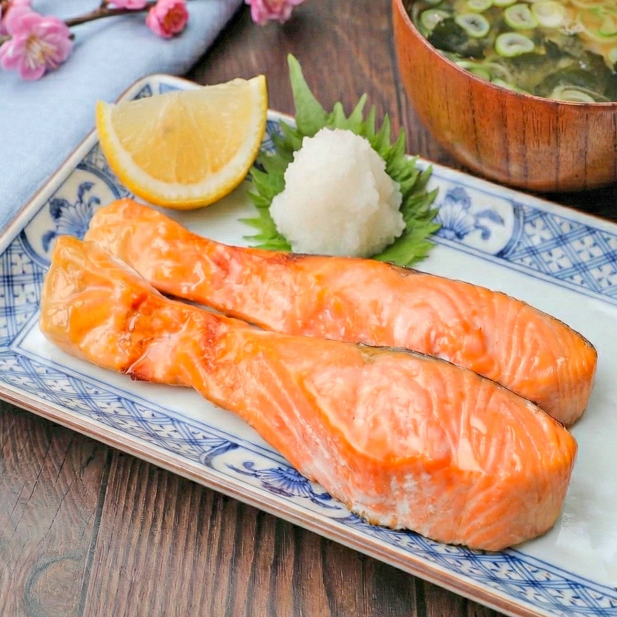 【鮭はコレに漬けてみて】「一瞬で料亭の味」「塩焼きには戻れない」生臭さを消してふっくら仕上がる鮭の簡単レシピ3選