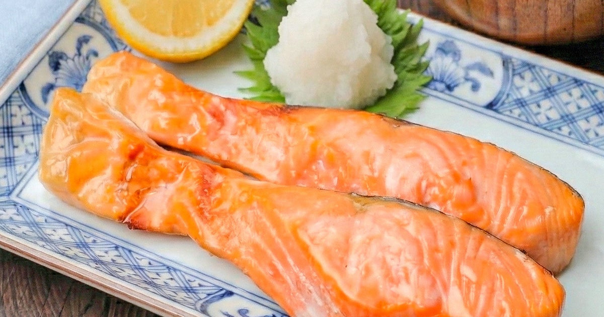 【鮭はコレに漬けてみて】「一瞬で料亭の味」「塩焼きには戻れない」生臭さを消してふっくら仕上がる鮭の簡単レシピ3選