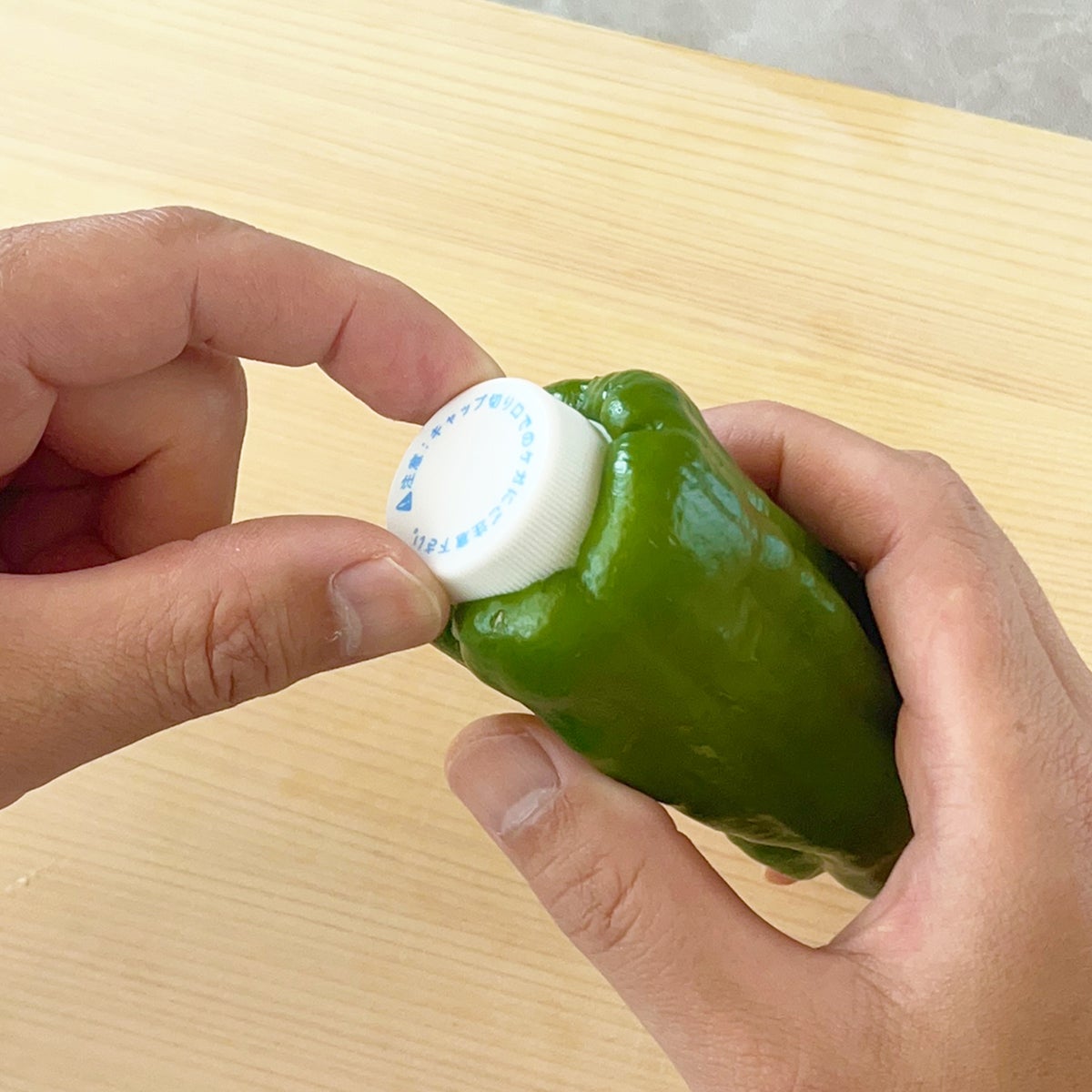 【ピーマンのヘタがスポッと取れた】まな板が散らからない！知らないと損する裏ワザ