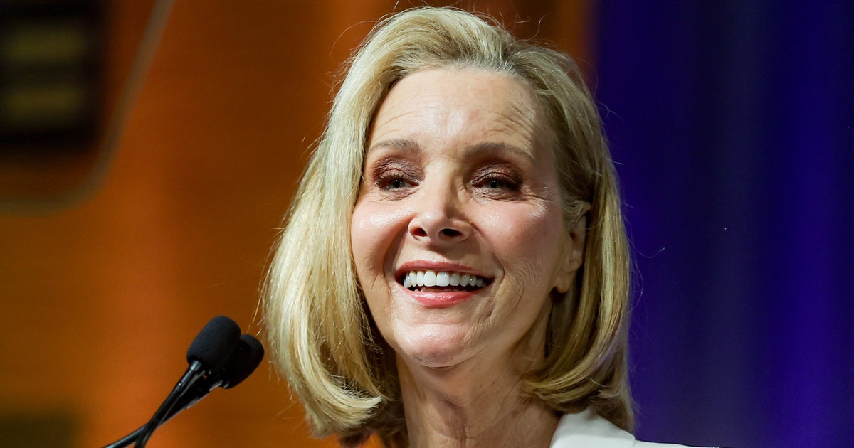 Lisa Kudrow Spills On 'Mean Stuff' That Went Down Behind The Scenes On 'Friends'