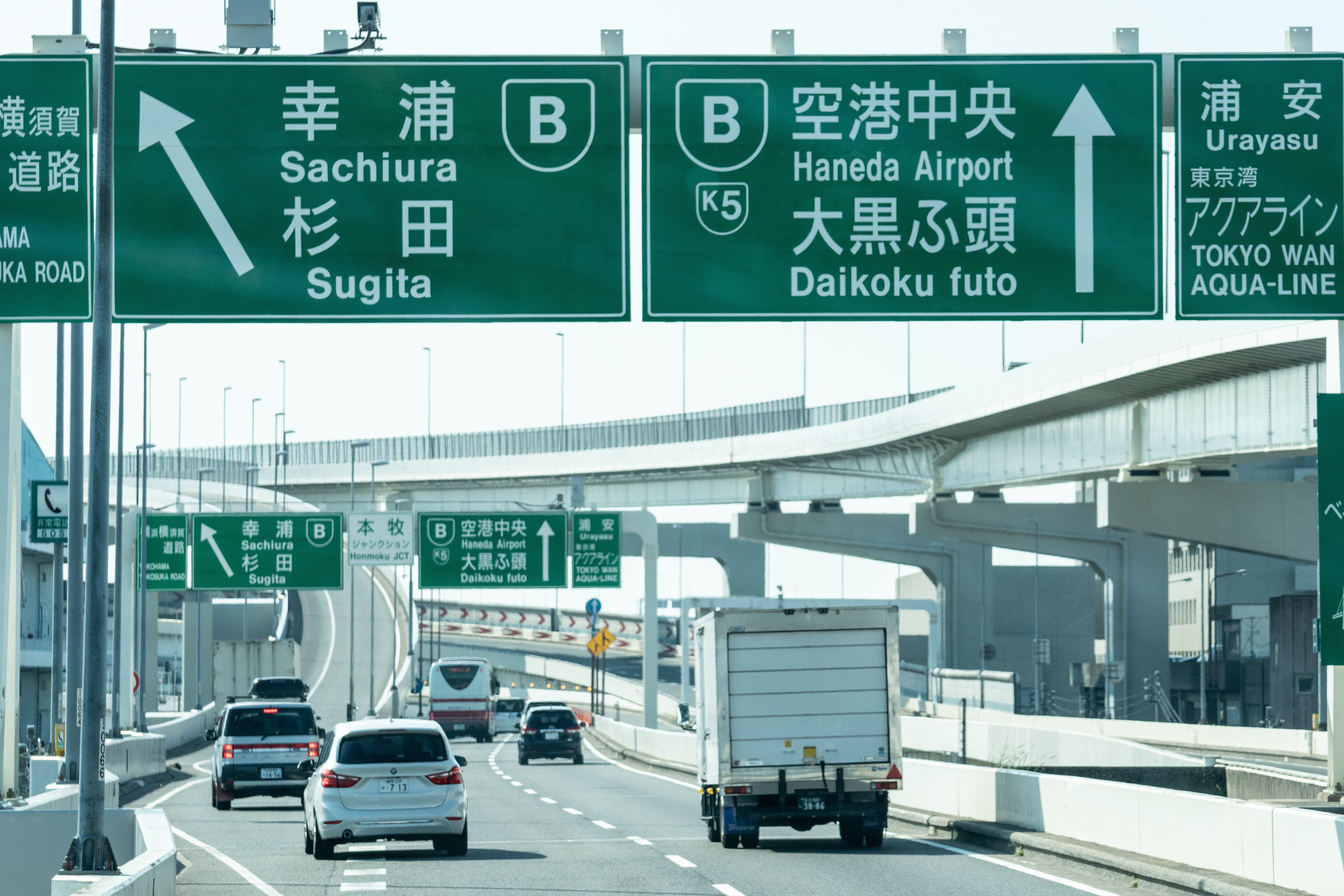 高速トンネル内で“無理やり車線変更”⇨事故映像に「これはひどい」の声…ゴールデンウィークは注意