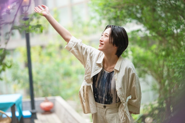 「葉っぱ」に手を伸ばす日食なつこさん