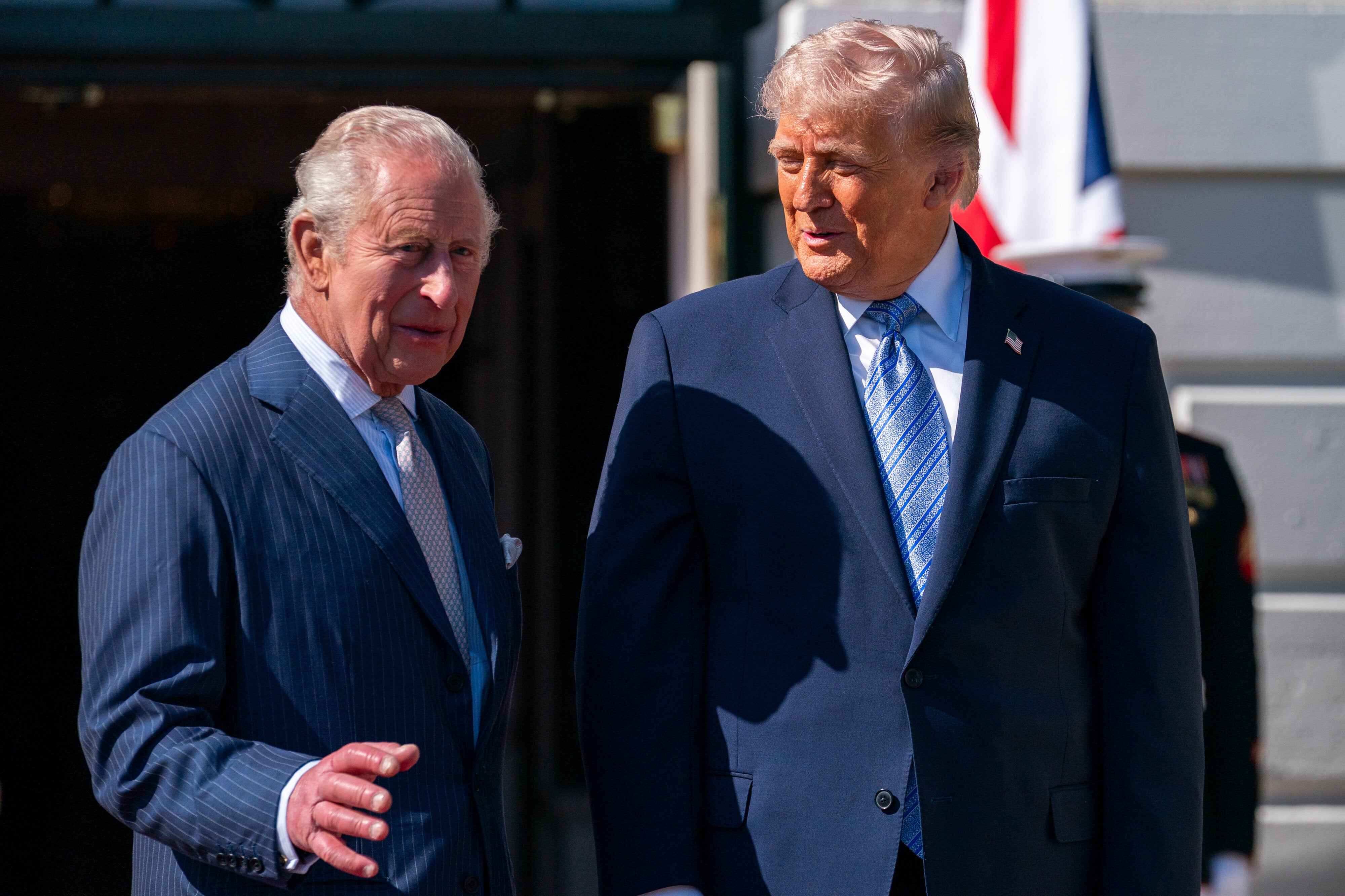 トランプ、チャールズ国王に奇妙な握手を仕掛ける。安倍晋三も驚かせたスタイル、SNSでは“国王勝利”の声も