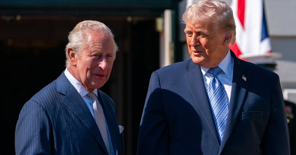 トランプ、チャールズ国王に奇妙な握手を仕掛ける。安倍晋三も驚かせたスタイル、SNSでは“国王勝利”の声も