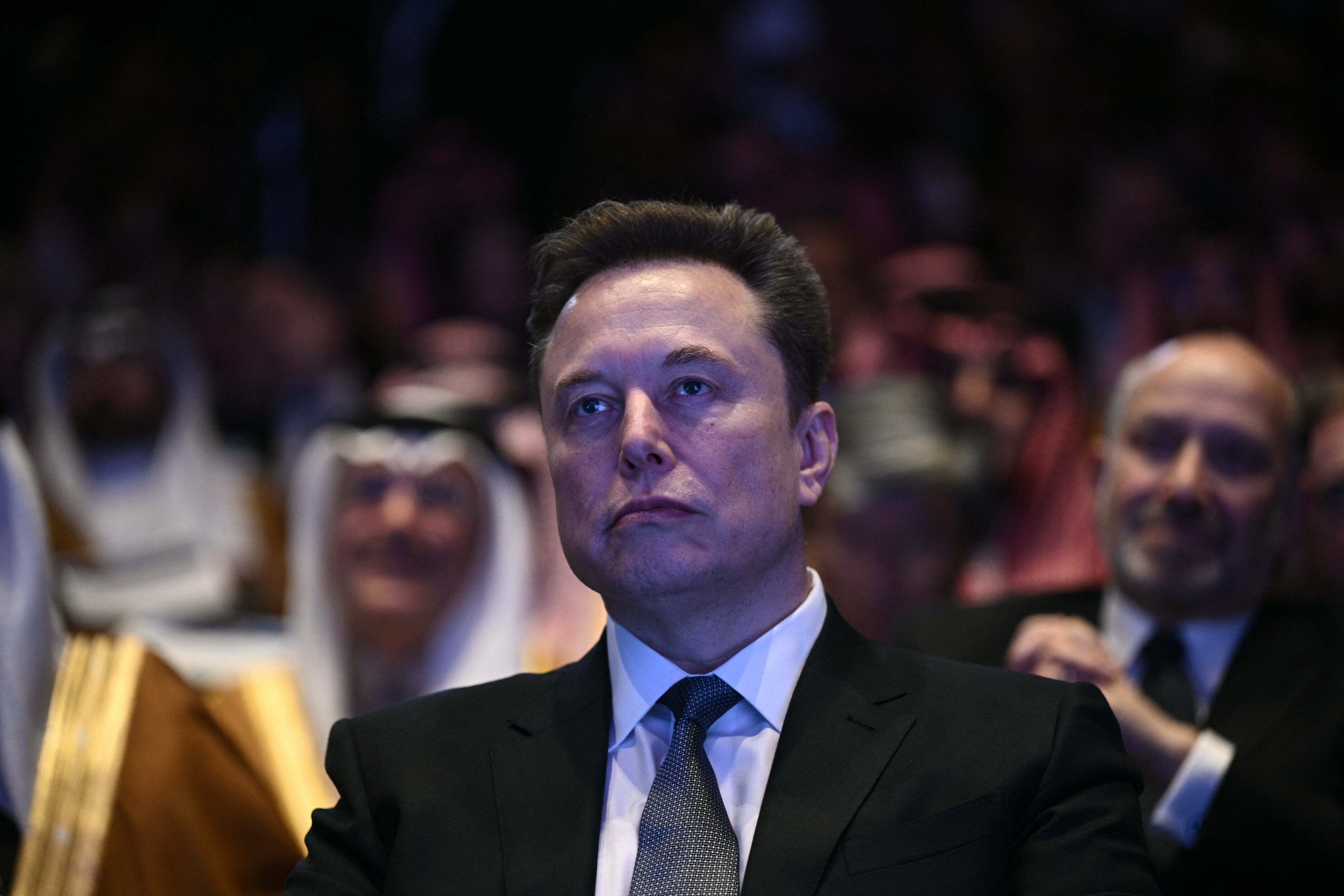 「怖すぎるんだけど」イーロン・マスク氏の顔をしたロボット、奇妙な姿で街中をうろつく映像にネットざわめき