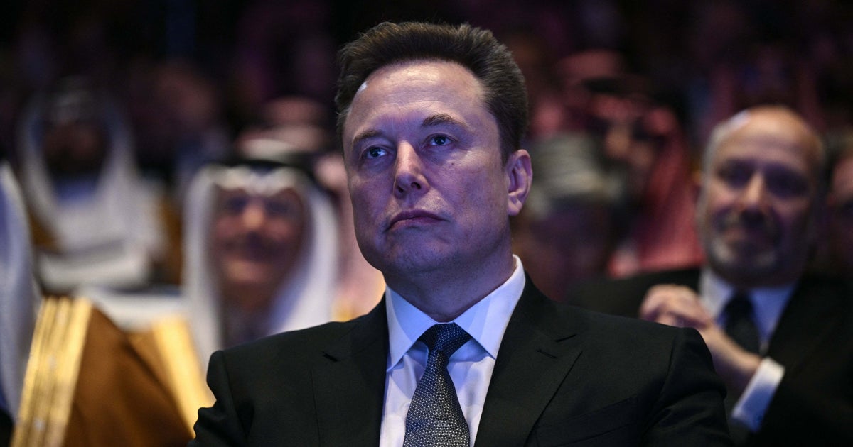 「怖すぎるんだけど」イーロン・マスク氏の顔をしたロボット、奇妙な姿で街中をうろつく映像にネットざわめき
