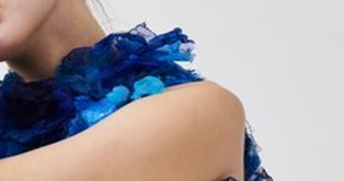 梱包テープ史上、最も美しいドレスが完成⇨50時間かけた手縫いの大作に「綺麗！」「ぽんぽん作った思い出」と反響