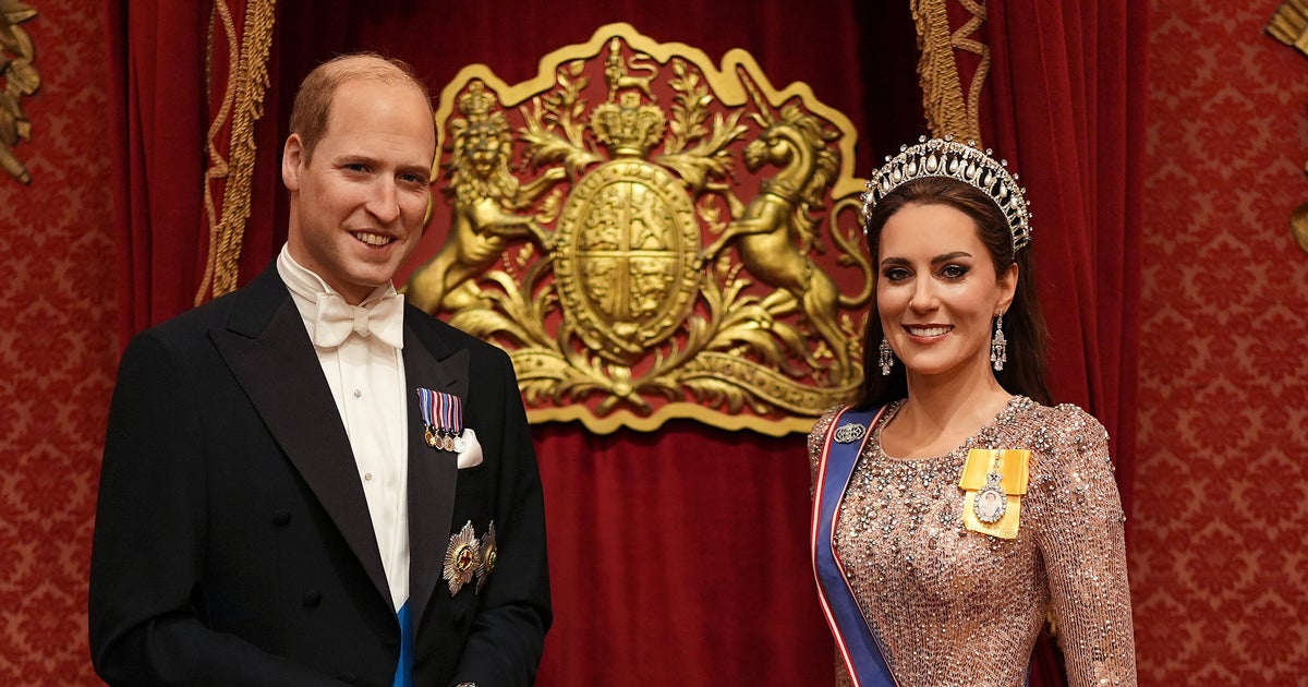 ウィリアム皇太子とキャサリン妃、裸足で寝転ぶ家族写真に「1枚に幸せと愛が詰まっている」と反響【結婚15周年記念】