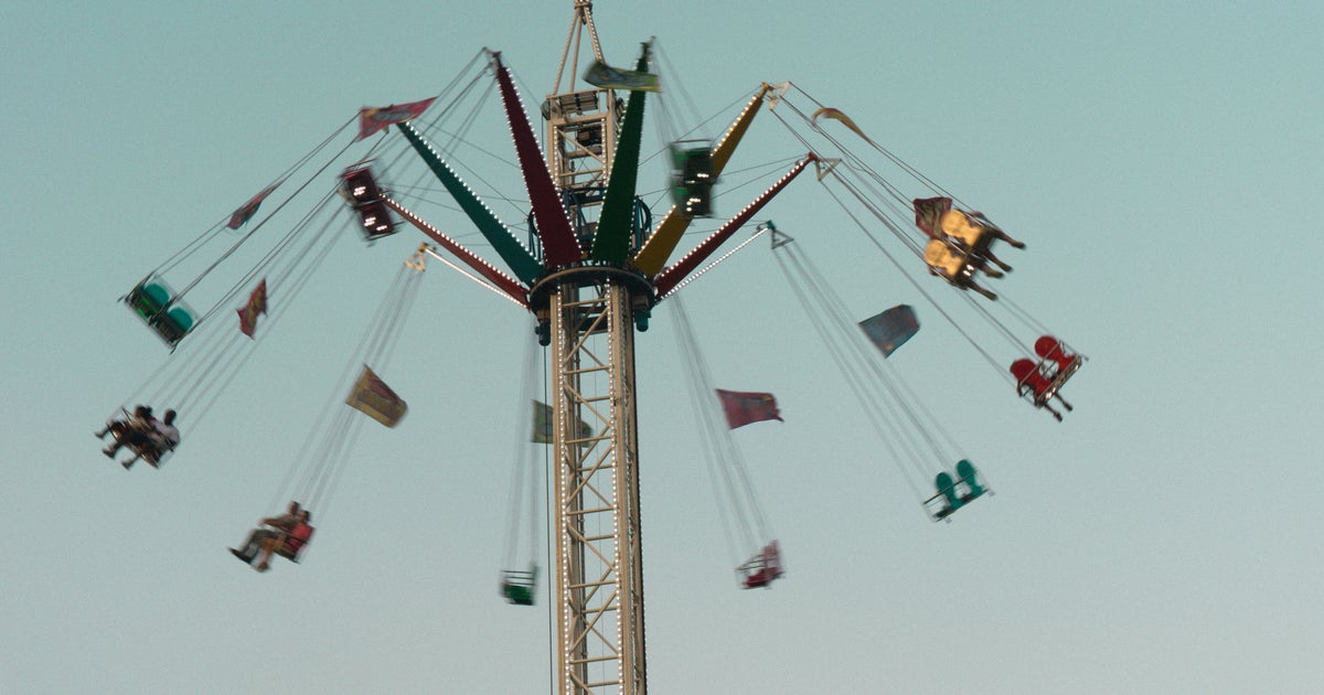 怖すぎる！地上61メートルの高さで遊園地のアトラクションが15分間停止⇨理由は乗客のスマホだった