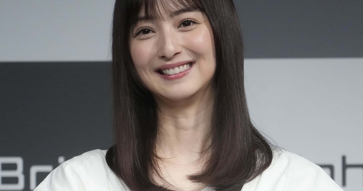 佐々木希、タケノコを掘る姿を披露→「長靴がおしゃれ」「日焼け対策バッチリ」と大反響