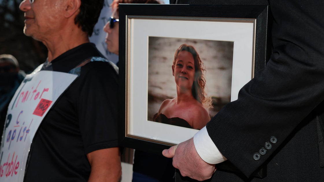 ICE Agent Who Killed Renee Good Is Back On The Job As Investigation Stalls: Report