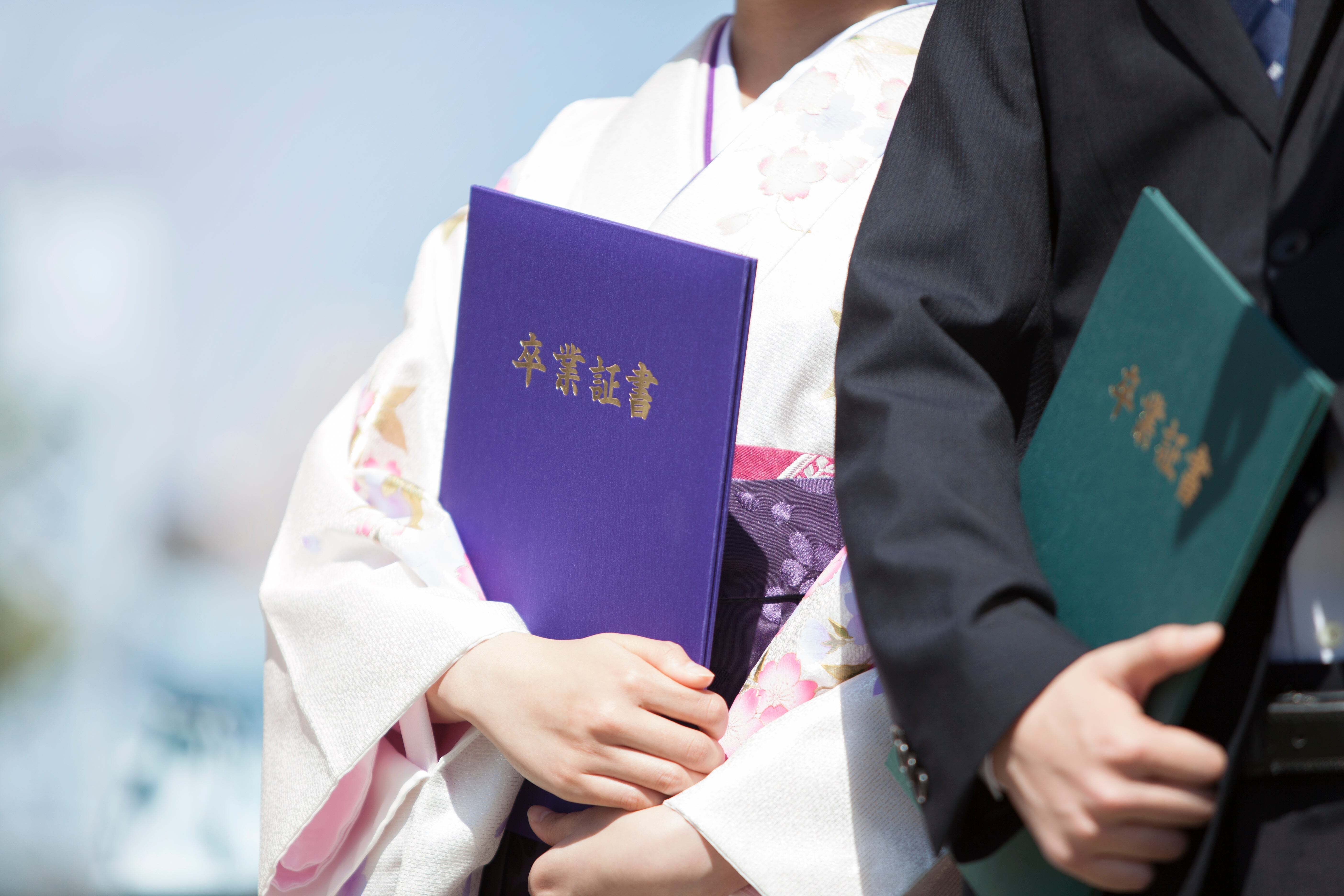 「最悪な色を選んでしまった…」卒業式の衣装、想像と違うデザインのものが届き話題に。「お気持ちよくわかります」と同情の声も
