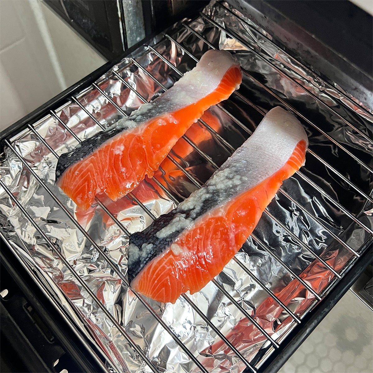 【鮭、塩だけで焼いてませんか？】塩こうじに一晩漬けたら「しっとりが全然ちがう」「もう普通の鮭焼きに戻れない」