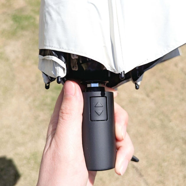 ローソンの「Coleman 晴雨兼用・自動開閉折りたたみ傘55cm アイボリー」