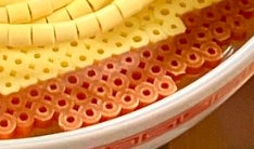 アイロンビーズでラーメンを手作りしたら…⇨箸で麺を持ち上げる表現に「天才的！」「食べたくなっちゃう」