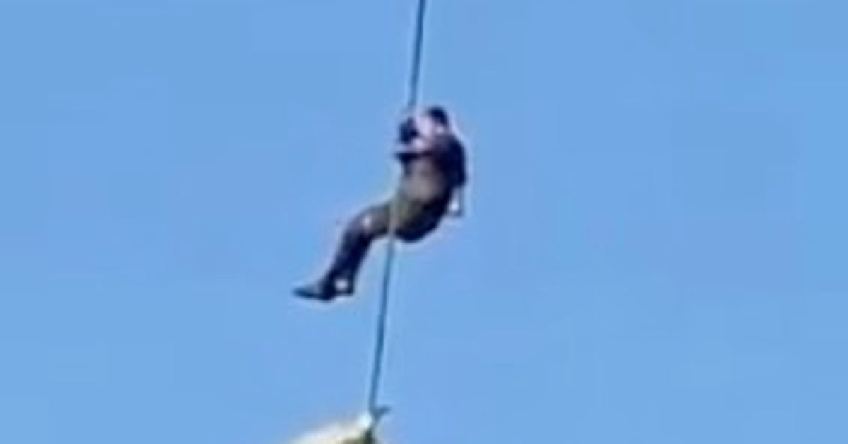 ワニに食べられた人物の遺体、川からワニごとヘリで引き上げ収容。ヘリから吊り下がった警察官が川から確保（南アフリカ）