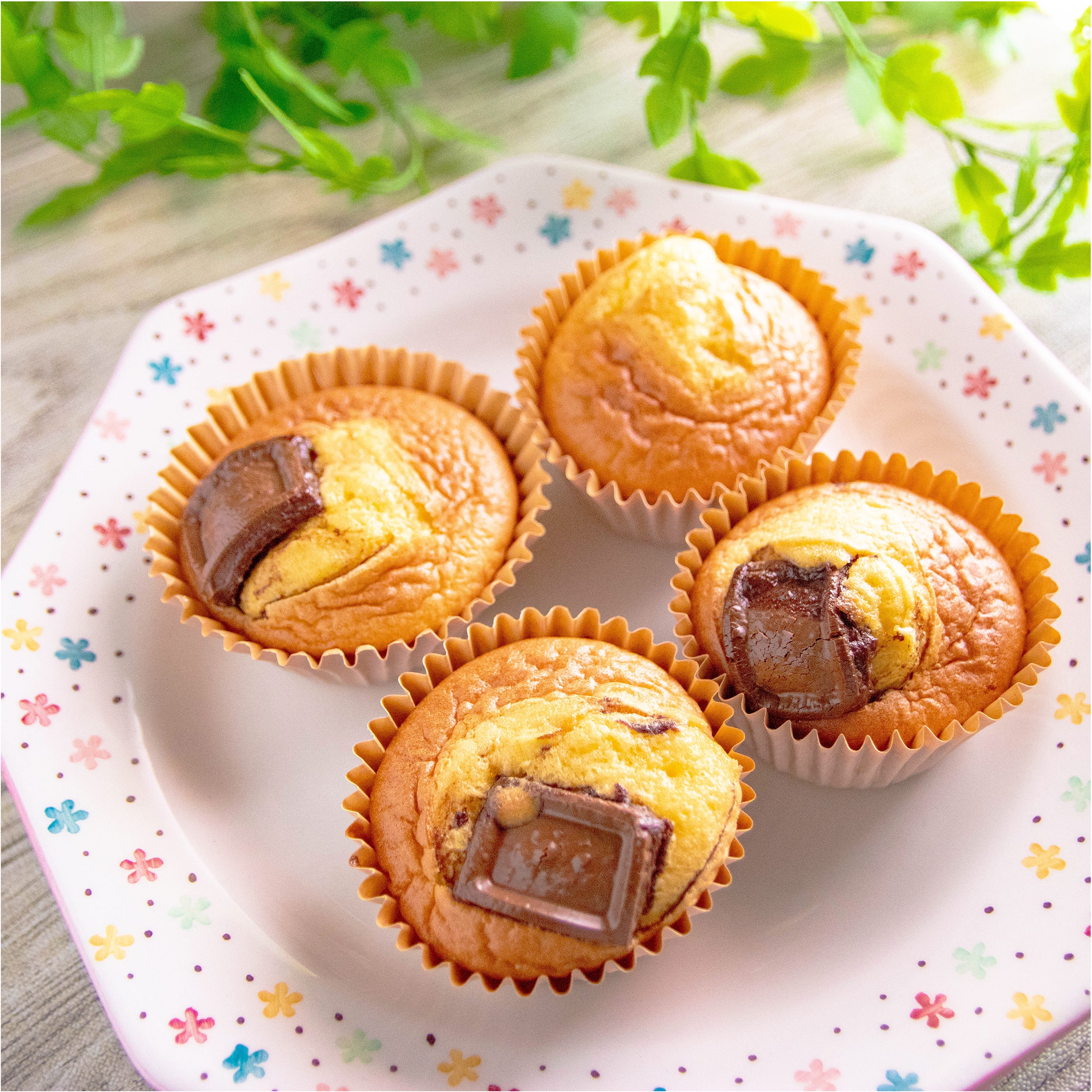【ホットケーキミックスでOK】割った瞬間とろり…焼くだけ簡単チョコカップケーキ