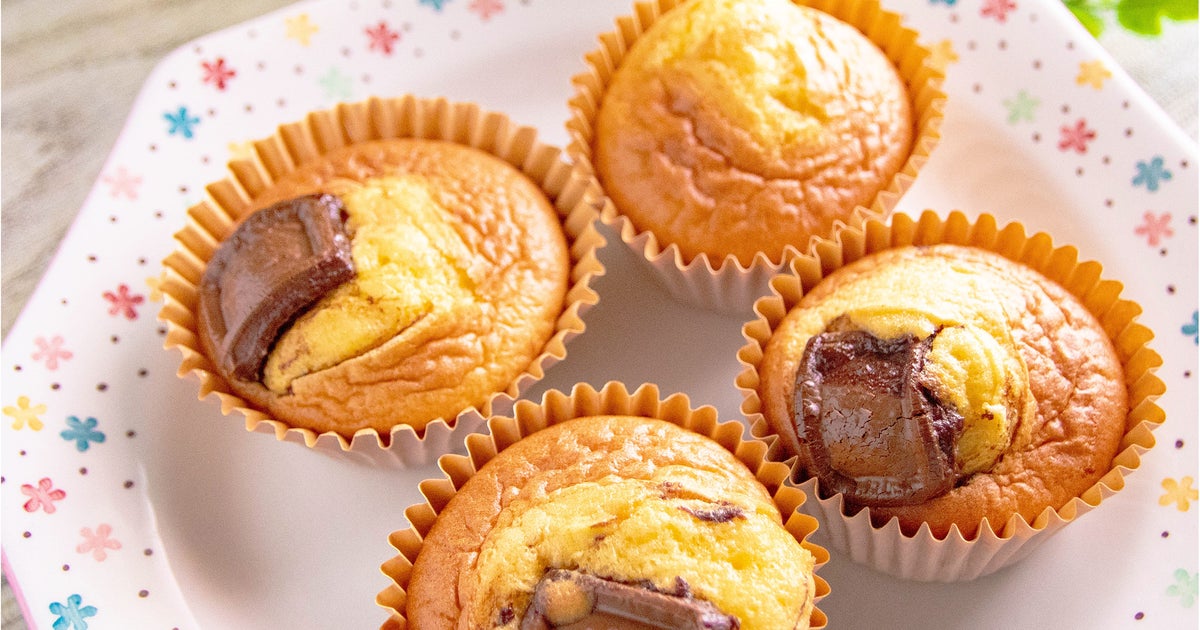 【ホットケーキミックスでOK】割った瞬間とろり…焼くだけ簡単チョコカップケーキ