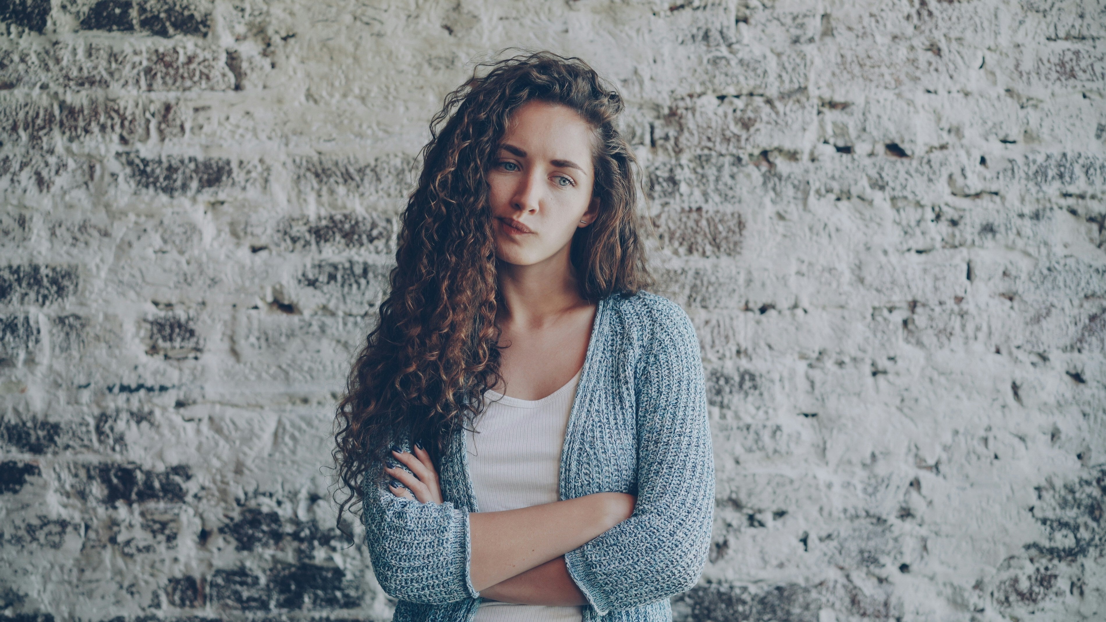 Body Language Experts Explain What The Most Commonly Misunderstood Sign Really Means