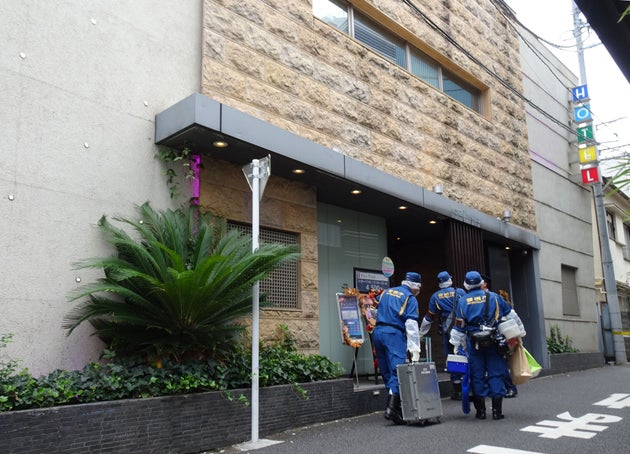 女性の遺体が見つかったホテルに入る警視庁の捜査員ら（2019年9月13日、東京・池袋）