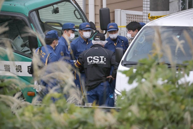 9人の遺体が見つかった座間事件。アパートの前に集まる警視庁の捜査員ら（2017年10月31日、神奈川県座間市）