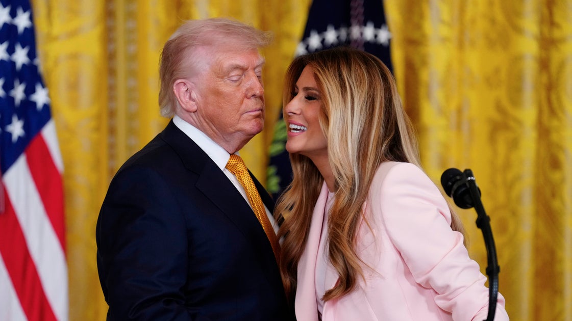 Crowd Starts Giggling At Melania Trump Speech After She Describes Trump ...