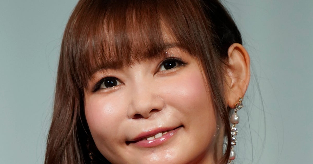 「まさに【推しの子】！」中川翔子、アイドル衣装で双子を抱く姿に反響⇨「ペンライト振ってるの想像した」