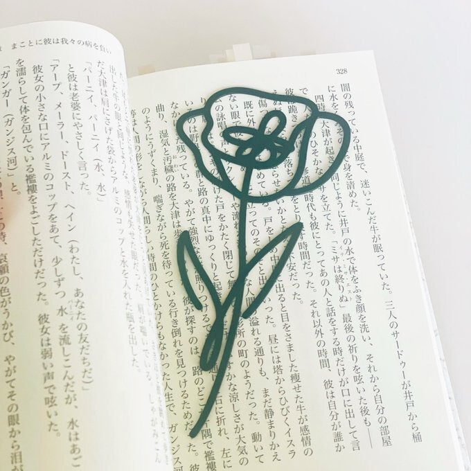 セリアの“かわいい栞“、実は別用途だった⇨「押し花みたいで素敵」「私も使ってる」と読書好き視点に共感