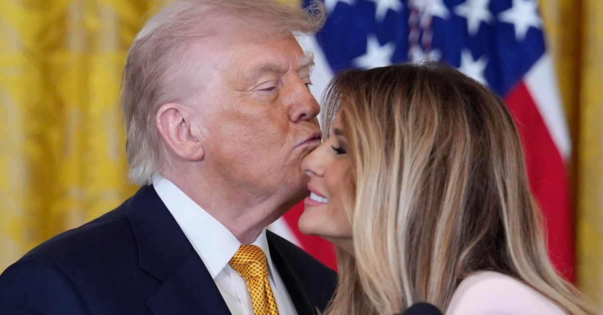 Trump s’exprime longuement sur les raisons pour lesquelles il a continué à appeler Melania “Melody” Trump s’exprime longuement sur les raisons pour lesquelles il a continué à appeler Melania “Melody”