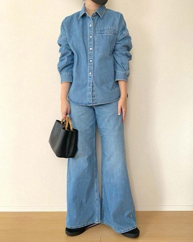 ユニクロ「ローライズワイドジーンズ」のコーディネート例