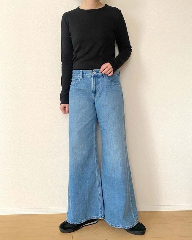 ユニクロ「ローライズワイドジーンズ」のコーディネート例