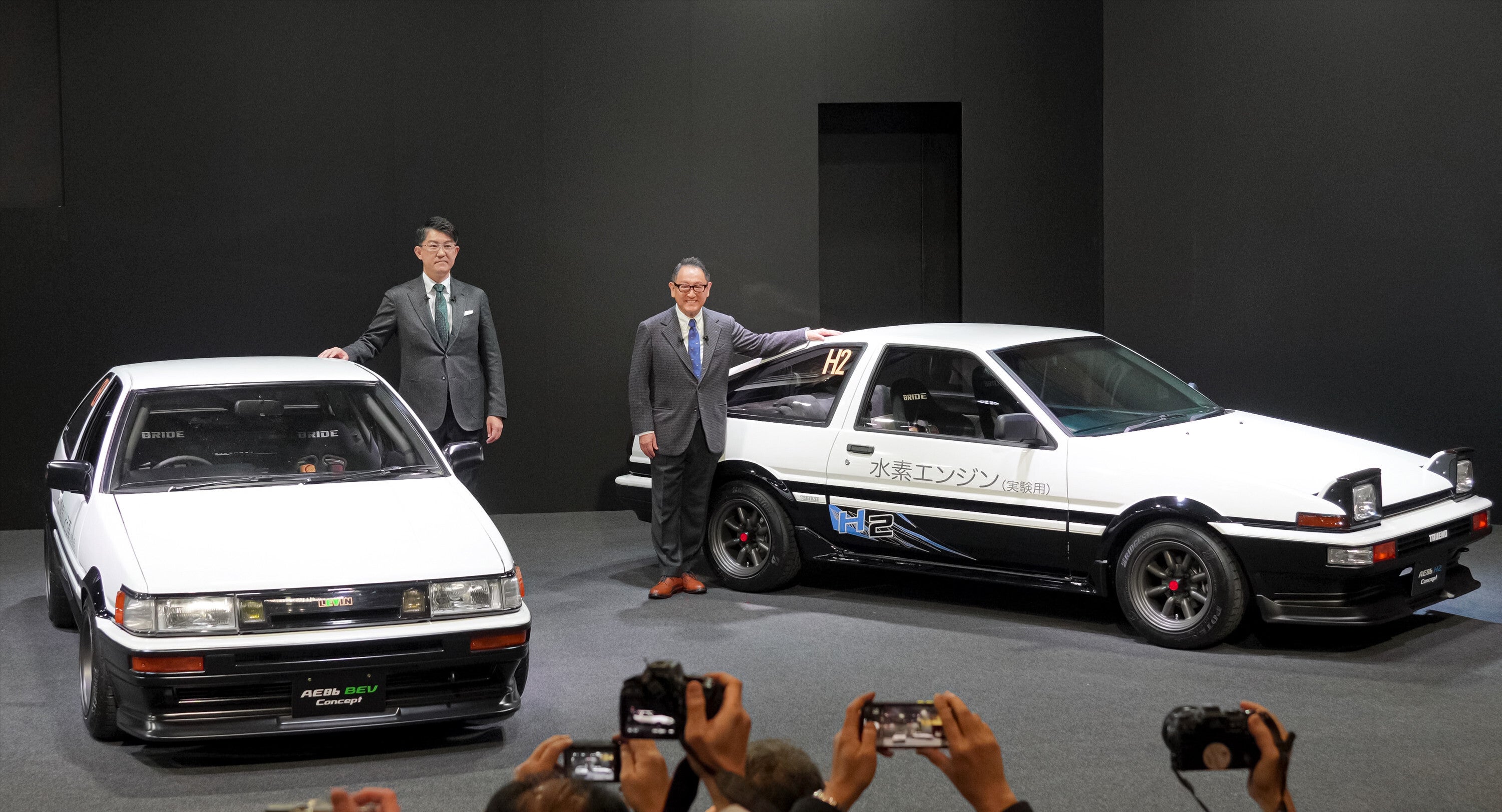 GG佐藤、愛車のトヨタ「AE86トレノ」を公開⇨漆黒ボディ＆リトラクタブルライトに「かっこ良すぎ」
