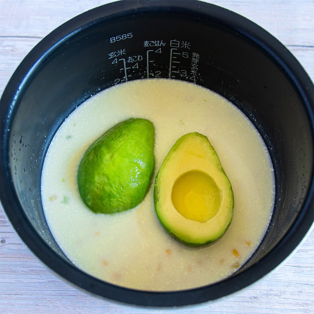 【アボカドは炊飯器に丸ごとドボンが正解】サラダで食べるよりハマる。とろり濃厚な絶品ご飯に！