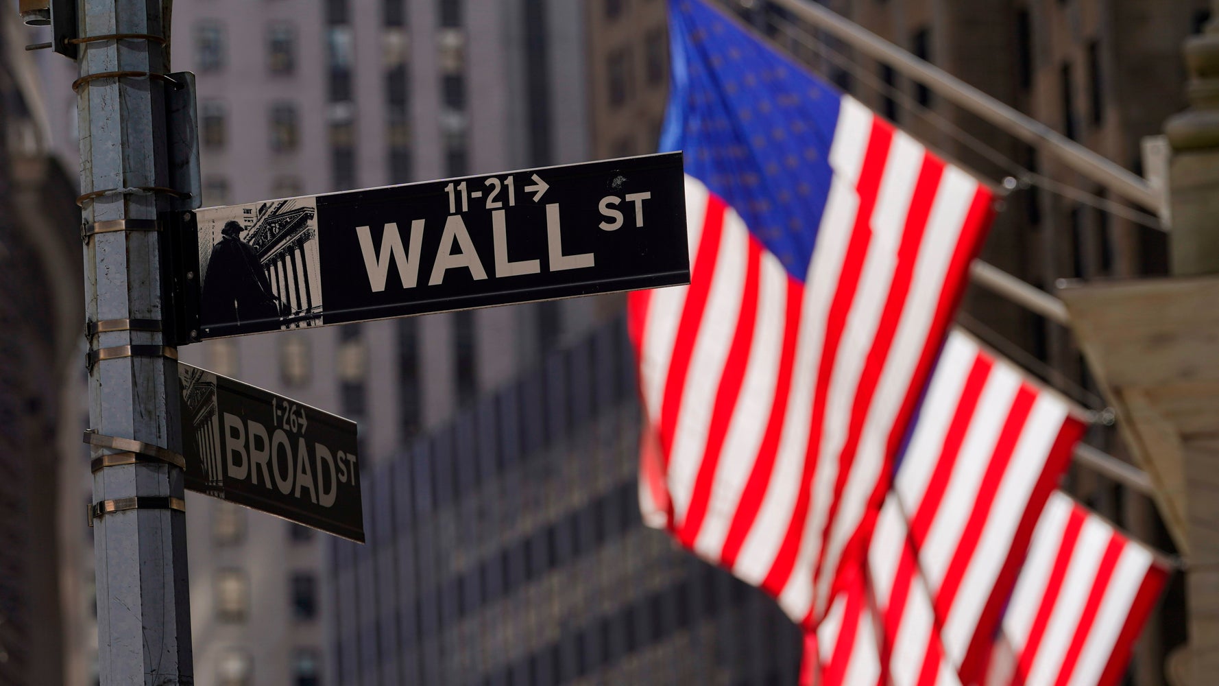 Oil Prices Keep Falling, While U.S. Stocks Hang Near Their Record Highs