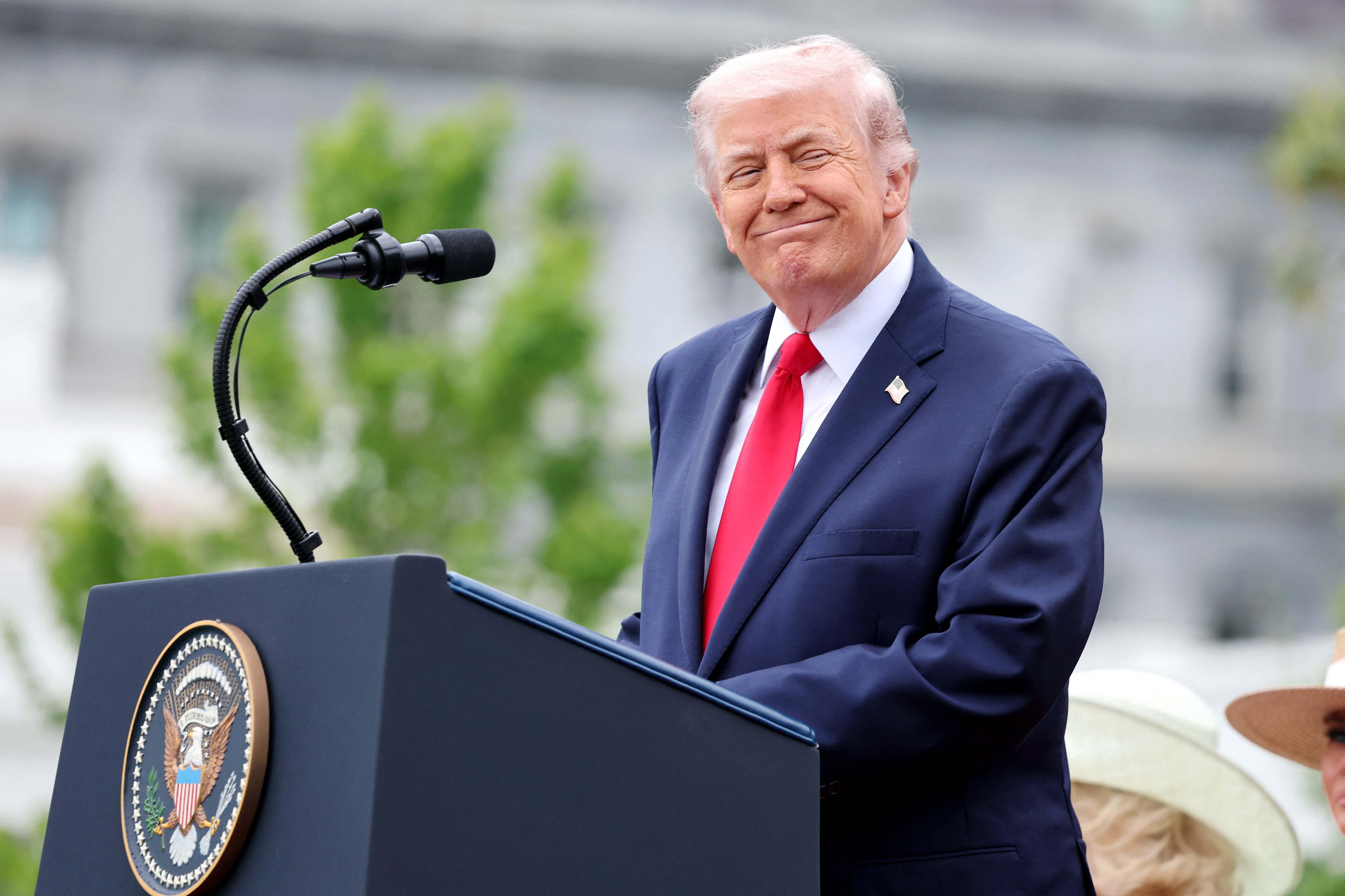 「どうして主役になりたがるの？」トランプ氏、カミラ王妃の前でとった行動に批判殺到⇨「失礼」「本当に品がない」