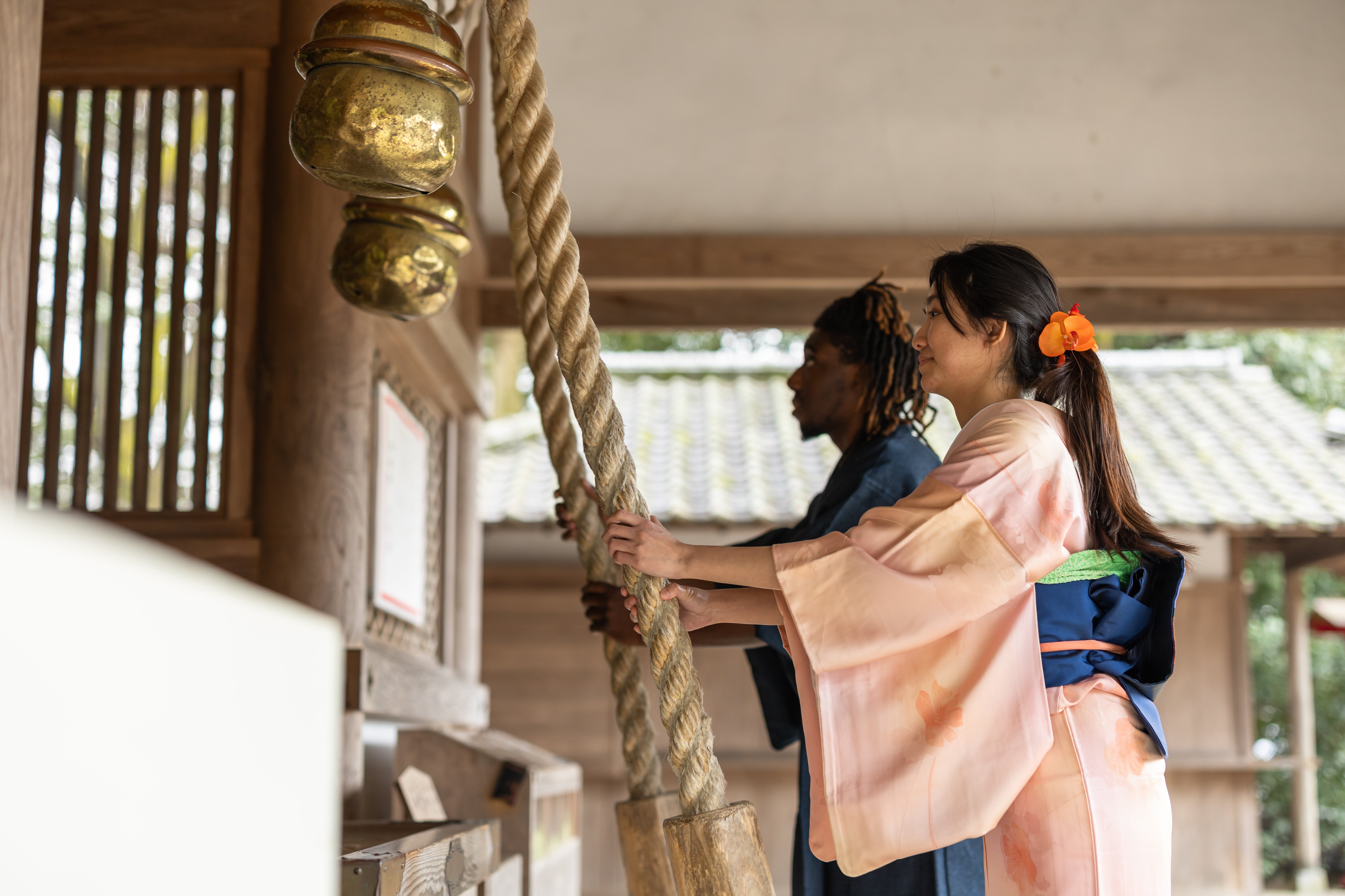 人気タレント、神社で“鈴を鳴らすカラス”に遭遇⇨参拝する姿に「心身深い」「大吉兆らしいよ」と反響