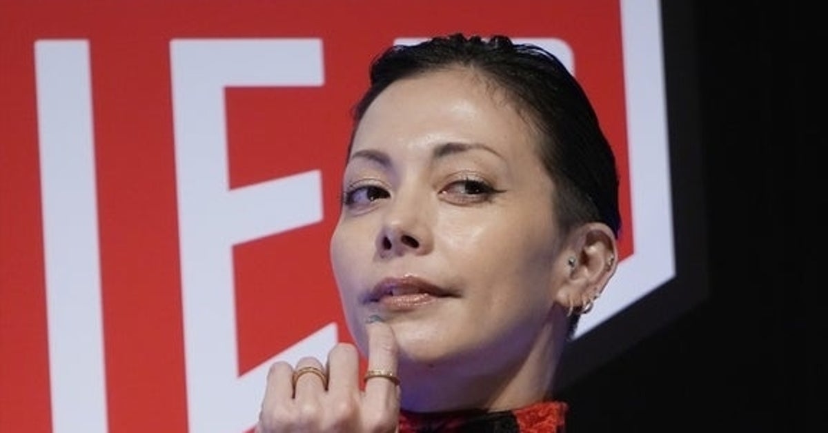 土屋アンナ、秋田・五城目の朝市で地元グルメを堪能⇨購入した漬物に「お母さん、美味しい」と絶賛