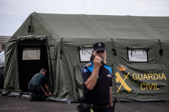 A member of the Guardia Civil completes setting up tents at the expected pick-up point for passengers arriving from the MV Hondius at Granadilla Port in Tenerife, part of Spain's Canary Islands, on May 09, 2026. (Photo: Chris McGrath/Getty Images)
