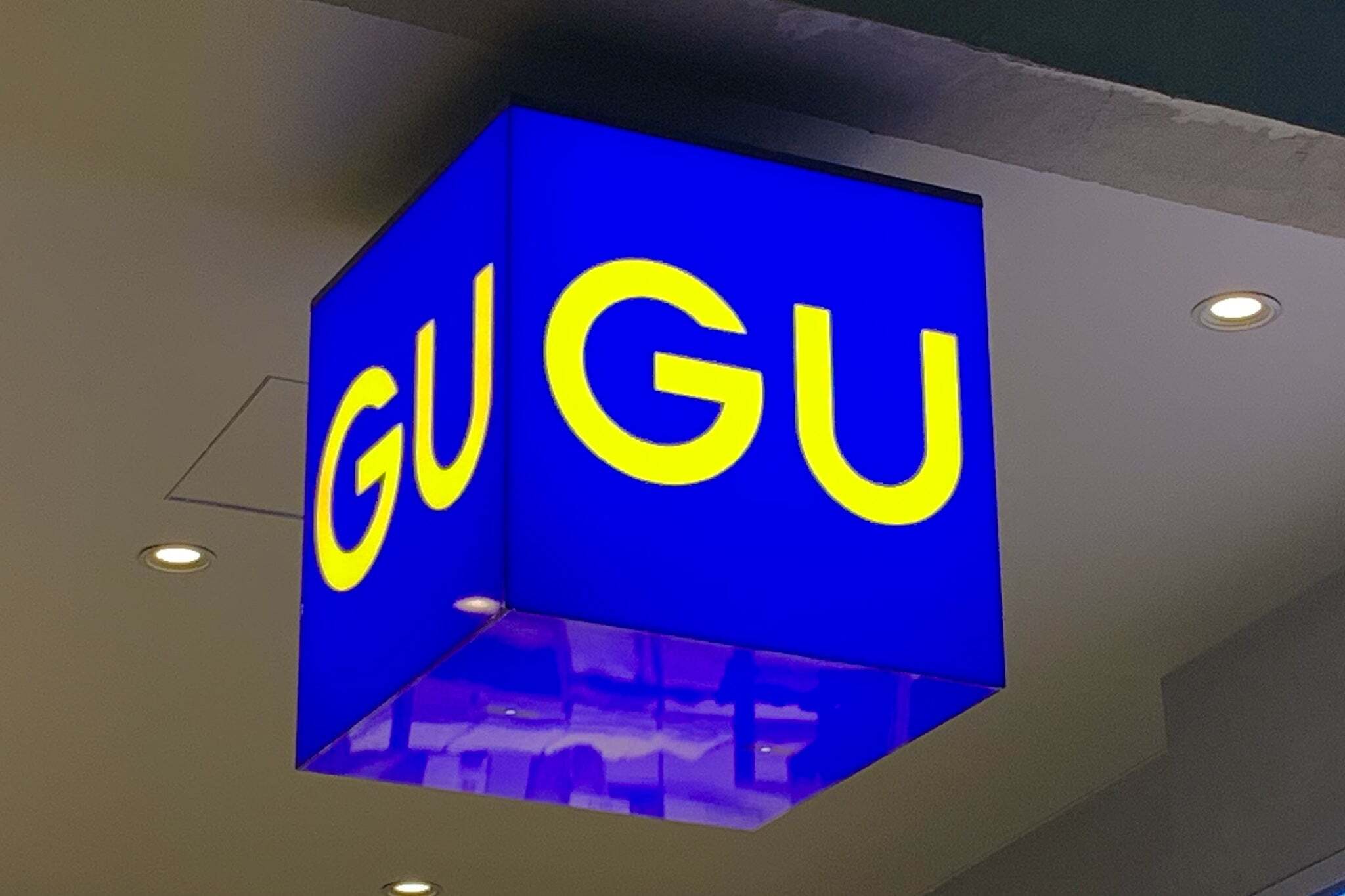 GUの“高見え服”が値下げ！「3000円以下」になった名品3選。体型カバーも叶う「1990円ブラウス」など《着用レビュー》