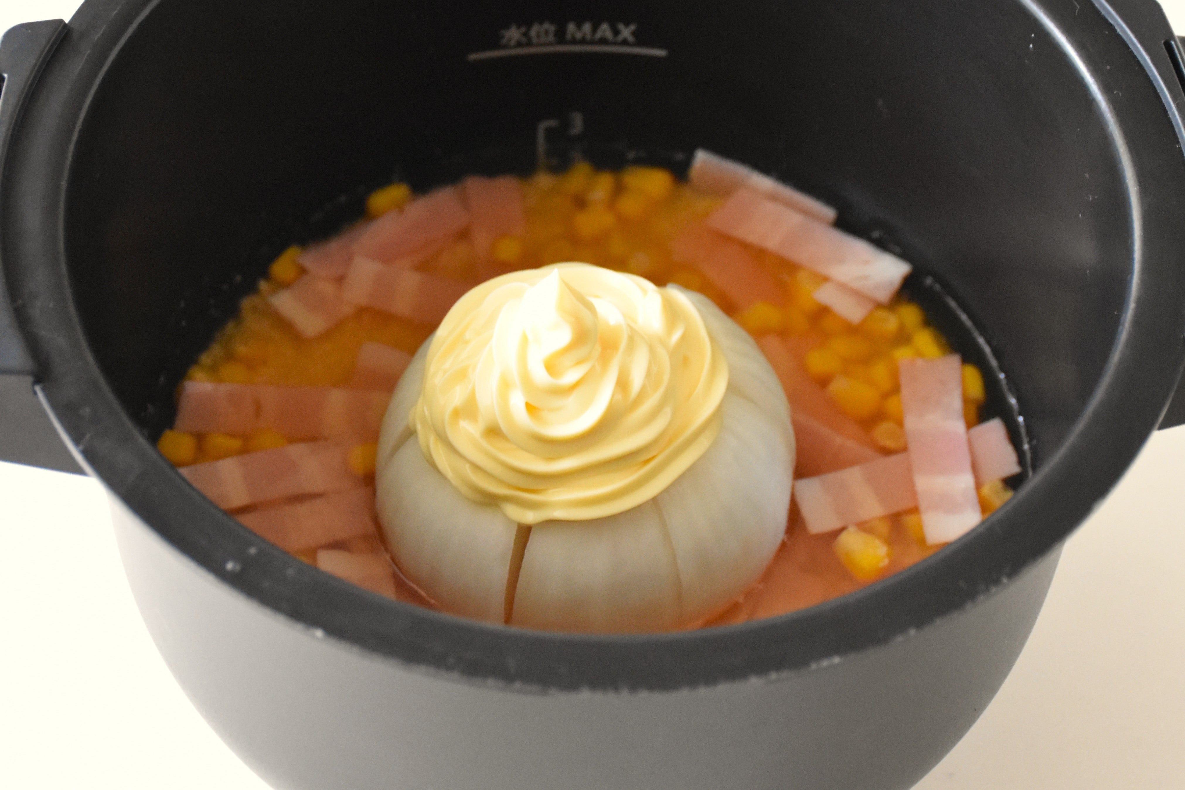 新玉ねぎを炊飯器に入れるだけ！簡単「マヨピラフ」の作り方【レシピ】