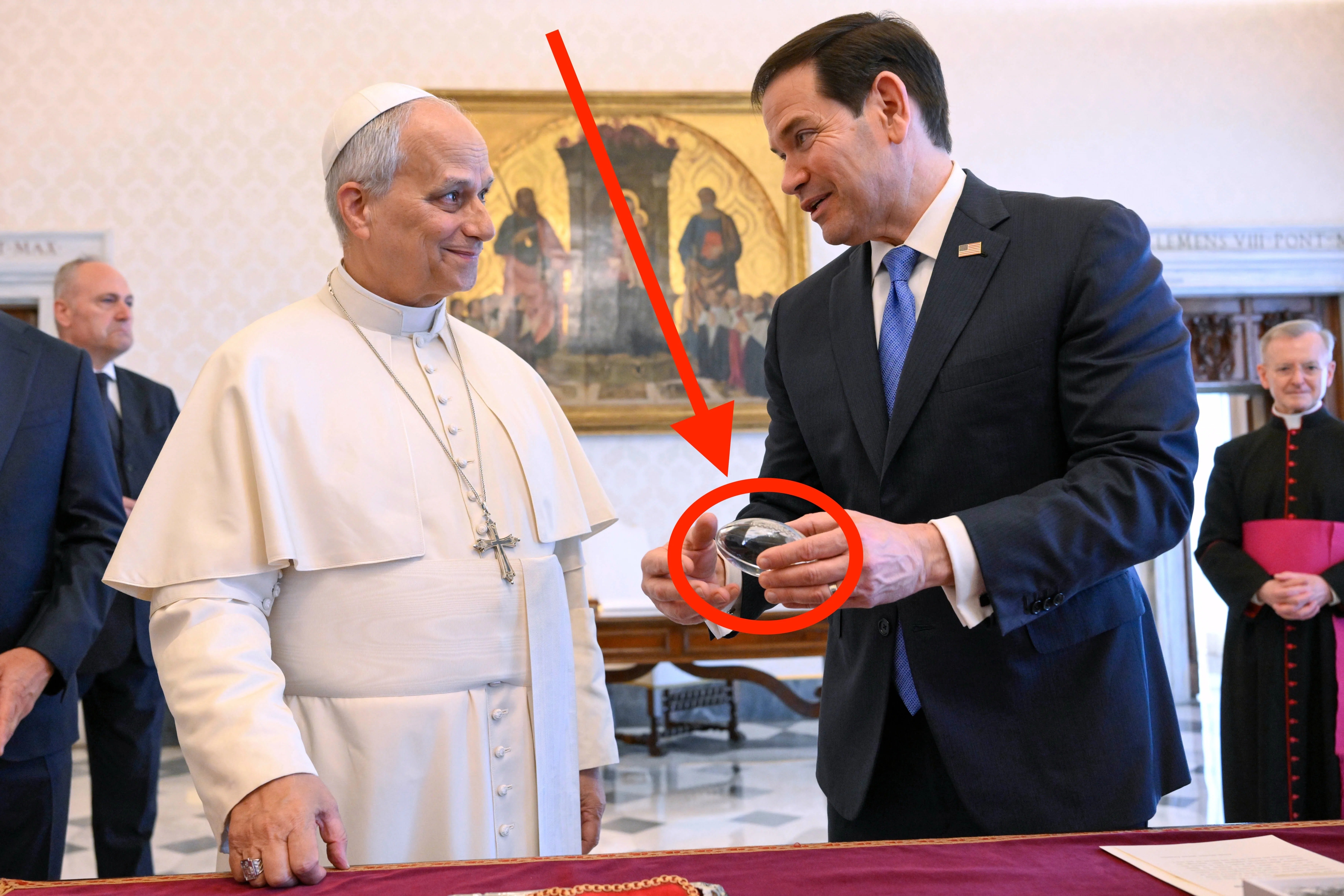 米国務長官、ローマ教皇への「的外れ」なプレゼントに皮肉続出。「まさか空港で買った？」